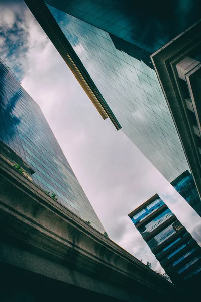 Hermosos edificios de oficinas de vidrio — Foto de Stock