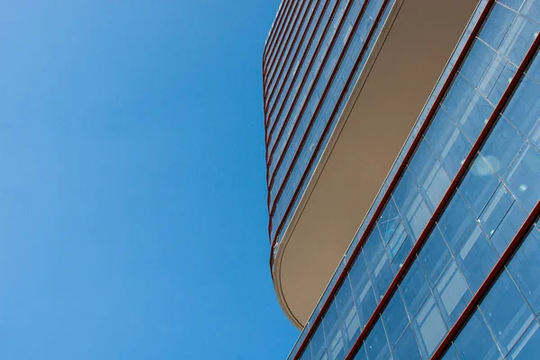 Fachada de un moderno edificio corporativo con cielo azul en el fondo — Foto de Stock