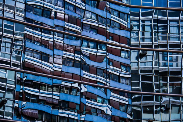 Detalle del reflejo de un edificio residencial en una pared de cristal de un centro comercial — Foto de Stock