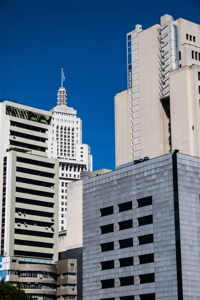 Icónica torre alta blanca rodeada de edificios comerciales de hormigón — Foto de Stock