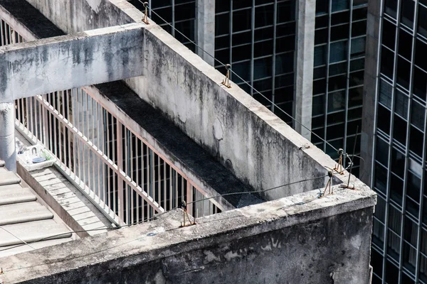 Detalle de la terraza en la azotea de un antiguo edificio envejecido — Foto de Stock