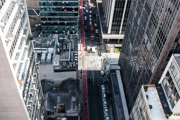 Vista alta de una calle rodeada de edificios comerciales en el centro de la ciudad . — Foto de Stock