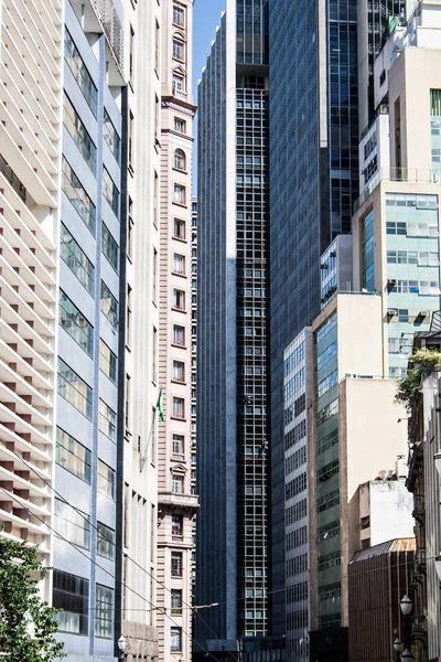 Corredor urbano realizado por edificios altos en el centro de la ciudad — Foto de Stock