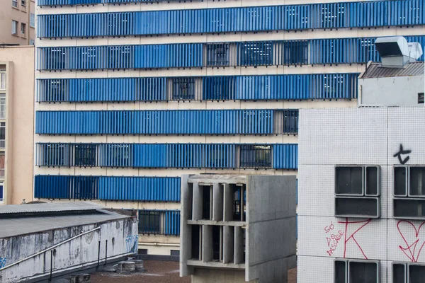 Enorme edificio con ventanas metálicas azules — Foto de Stock