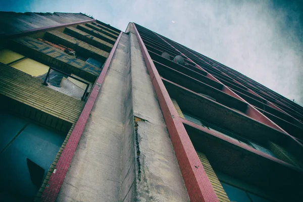 Blick auf ein in die Jahre gekommenes Wohnhaus — Stockfoto