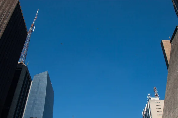 Globos y helicóptero en el cielo azul de la metrópoli . — Foto de Stock