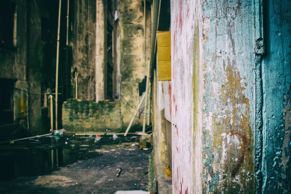 Beton bıyıklı harap duvarlar.