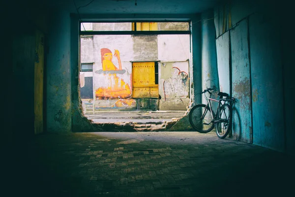 Un trou dans un mur est le passage dans cette énorme construction délabrée — Photo