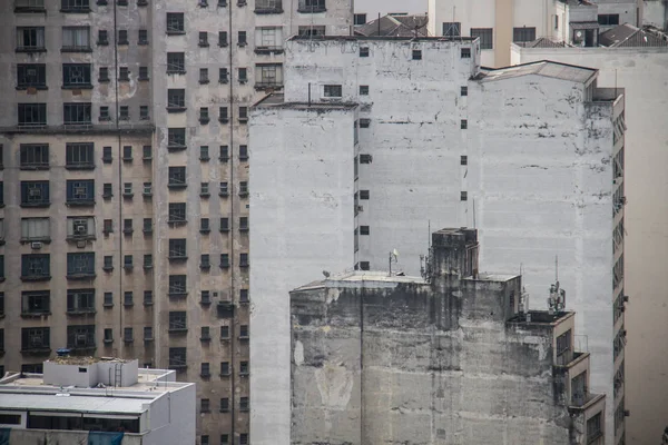 Contaminación de edificios antiguos de la megalópolis . — Foto de Stock