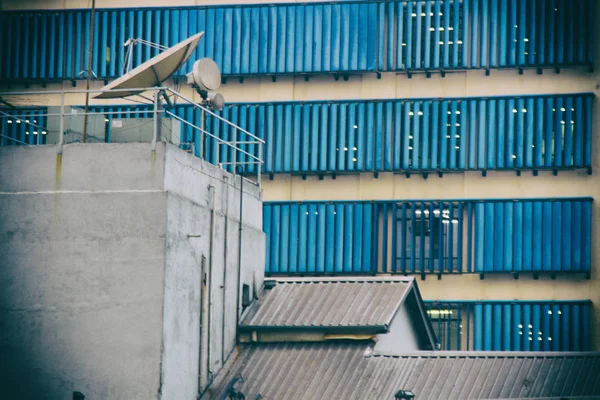 Edificio de oficinas con persianas metálicas azules . — Foto de Stock