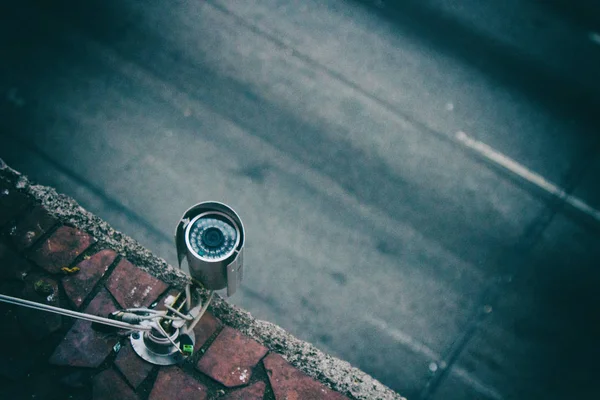 Videocamera di sicurezza di un edificio residenziale — Foto Stock