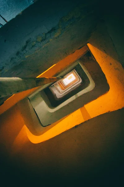 オレンジ色の光は、破壊された建物の怖いコンクリートの階段を照らします. — ストック写真