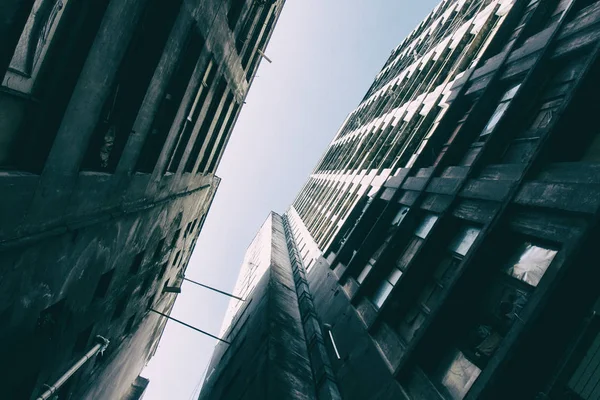 Vista interior de bajo ángulo desde un complejo de edificios de hormigón envejecido . —  Fotos de Stock