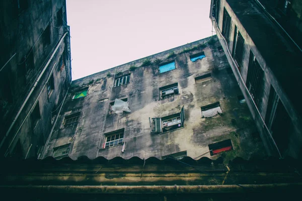 Schäbiges abgenutztes Gebäude. keine Menschen. — Stockfoto