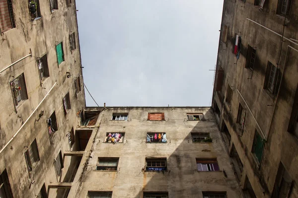 Yıpranmış bina tarafından yoksul insanların ev kullanılan.