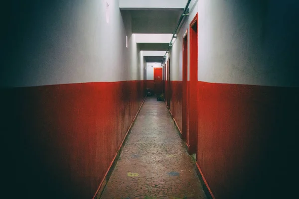 Kırmızı ve beyaz koridor. Hiçbir insan.