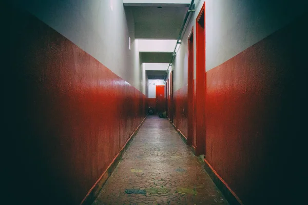 Červené a bílé chodby. Žádní lidé. — Stock fotografie