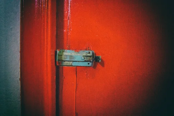 Blokada drzwi czerwony. Efekt winiety. — Zdjęcie stockowe