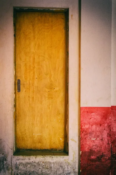 Porta de madeira com passo gigante . — Fotografia de Stock