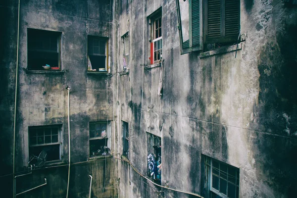 Murs et fenêtres en ruine d'un immeuble résidentiel . — Photo