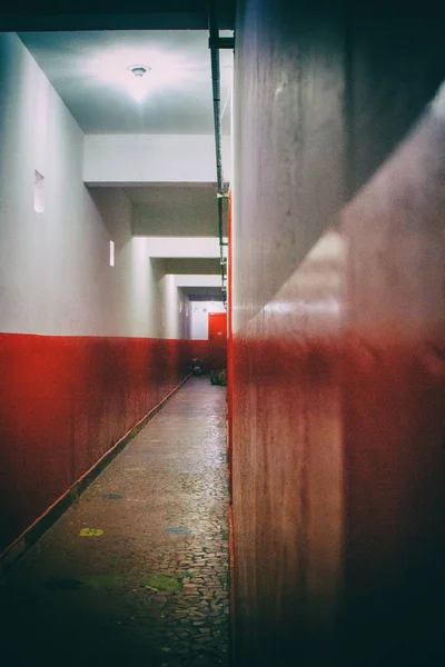 Czerwony i biały korytarz. Nie ma ludzi. — Zdjęcie stockowe