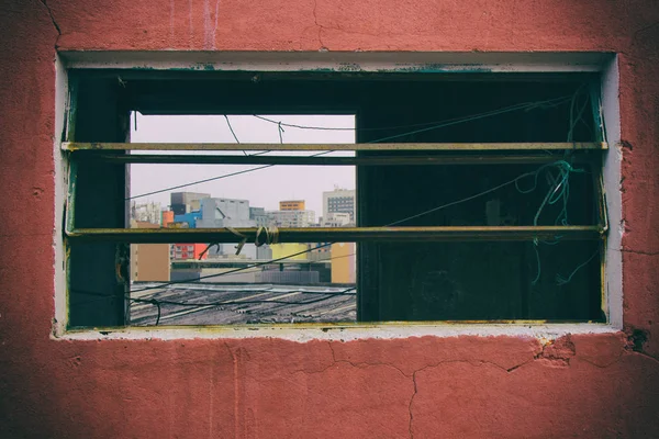 Skyline de la ciudad desde una ventana en ruinas . —  Fotos de Stock