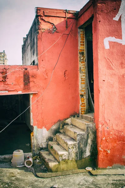 Muri logori rossi in un tetto . — Foto Stock