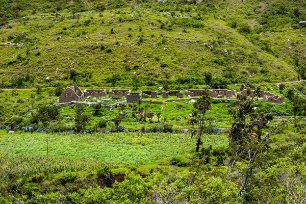 Inca ruïnes op een groene vallei. — Stockfoto