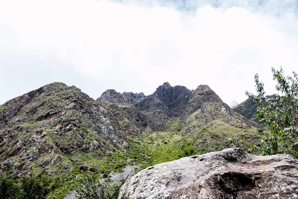 Montañas y nubes froma roca grande . — Foto de Stock