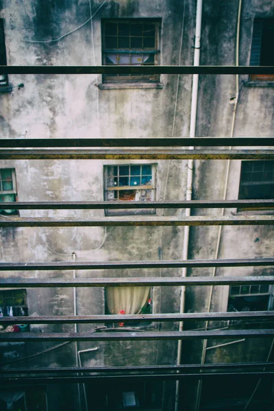 Vista decaduta da una cornice di una finestra . — Foto Stock