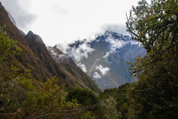 Vista de nuvens e nevoeiro enquanto caminha pela Trilha Inca . — Fotografia de Stock