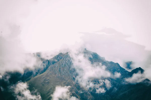 在印加小径上薄雾中的安第斯山脉美丽的墙纸。秘鲁. — 图库照片
