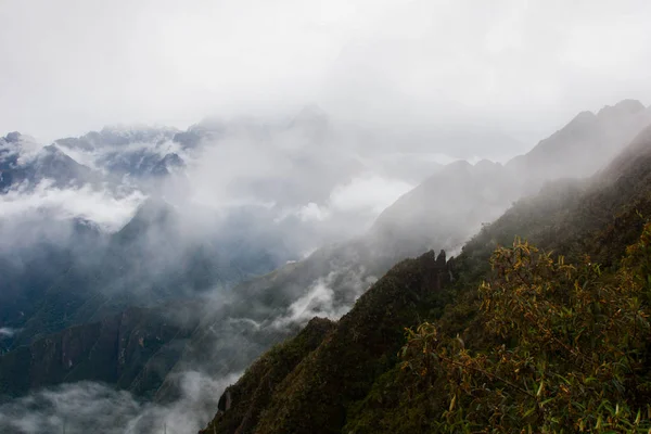 Panoramablick auf die Anden im Nebel. Peru. Südamerika. keine Menschen. — Stockfoto