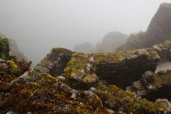 Antiguas ruinas de piedra en la niebla en el Camino Inca. Perú. Sudamérica. No hay gente . — Foto de Stock