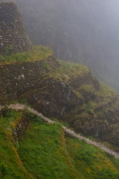 Antiguas ruinas de piedra en la niebla en el Camino Inca. Perú. Sudamérica. No hay gente . — Foto de Stock