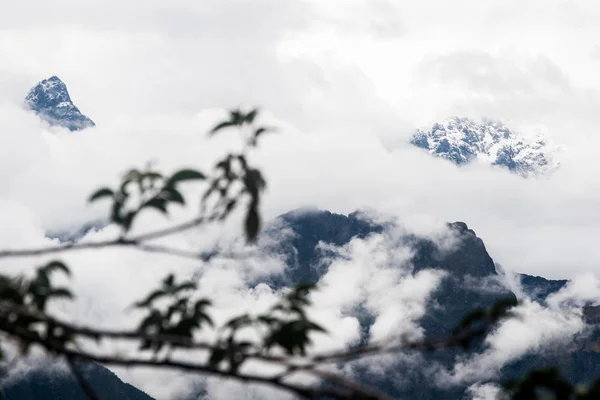 Intense fog and clouds covering the peak of a mountain on the Andes. — Stock Photo, Image