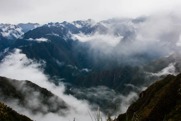 Zauberhafter Blick auf die nebelverhangenen Berge auf dem Inka-Trail. Peru. Südamerika. — Stockfoto