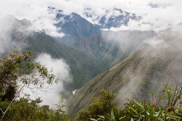 Los Andes y las nubes en el Camino Inca. Perú. Sudamérica. No hay gente . — Foto de Stock