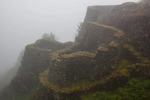 印加小径上薄雾中的古石遗址。秘鲁。南美。没有人. — 图库照片