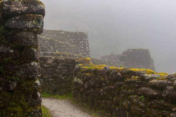 Sis antik taş kalıntılar Inca iz üzerinde. Peru. Güney Amerika. Hiçbir insan. — Stok fotoğraf