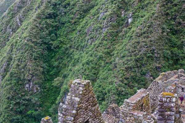 Montanhas selvagens e ruínas incas . — Fotografia de Stock