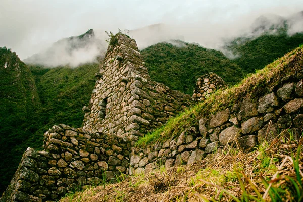 Inca harabeleri ve buğu And Dağları. — Stok fotoğraf