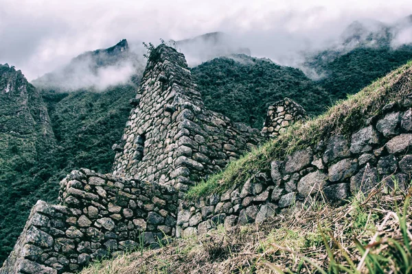 Brume au sommet des montagnes à partir de ruines de pierre . — Photo