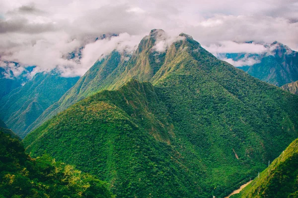 Cordilleras de los Andes con niebla sobre el pico. Camino Inca. Perú, América del Sur . —  Fotos de Stock