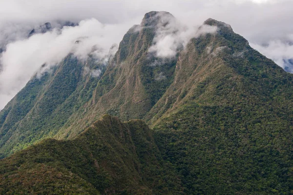 Cordilleras de los Andes con nubes sobre el pico. Camino Inca. Perú —  Fotos de Stock