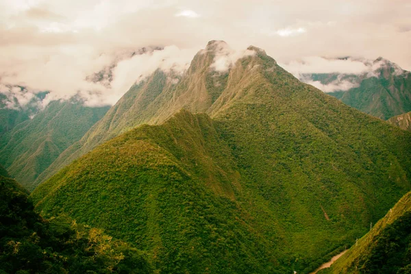 Über dem Gipfel liegt Nebel. Inka-Pfad. Peru, Südamerika. — Stockfoto