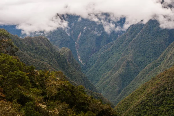 Yeşil Vadi üzerinde bulutlar.