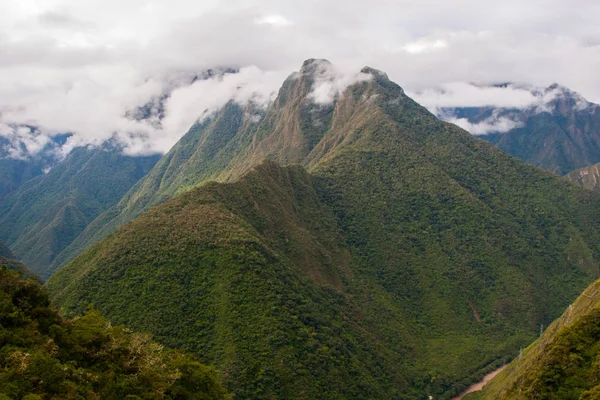 Ande montagne con nebbia sopra la vetta. Inca Trail. Perù, Sud America . — Foto Stock