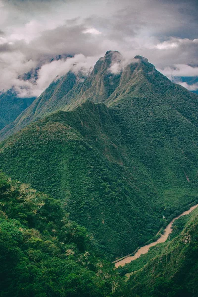 Dağlar, bulutlar ve Kızılırmak dikey görüntü.
