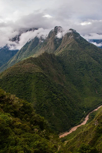 De rode waterstroom in de Andes. — Stockfoto